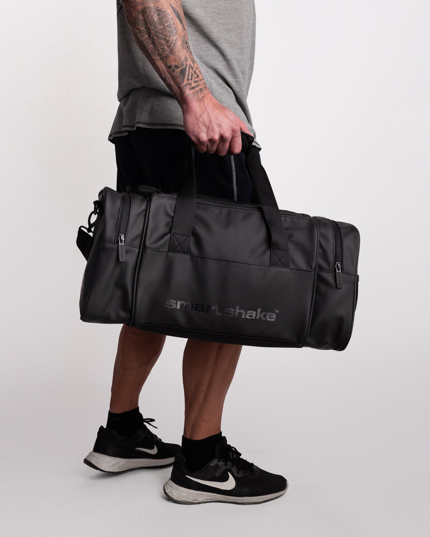 gym-bag-black-t7 Smartshake_GymBag_Black_lifestyle.jpg
