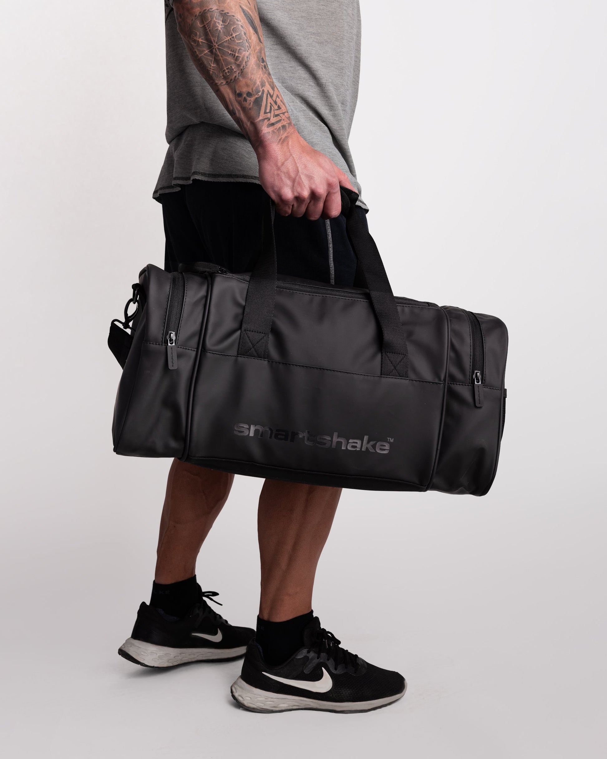 gym-bag-black-t7 Smartshake_GymBag_Black_lifestyle.jpg