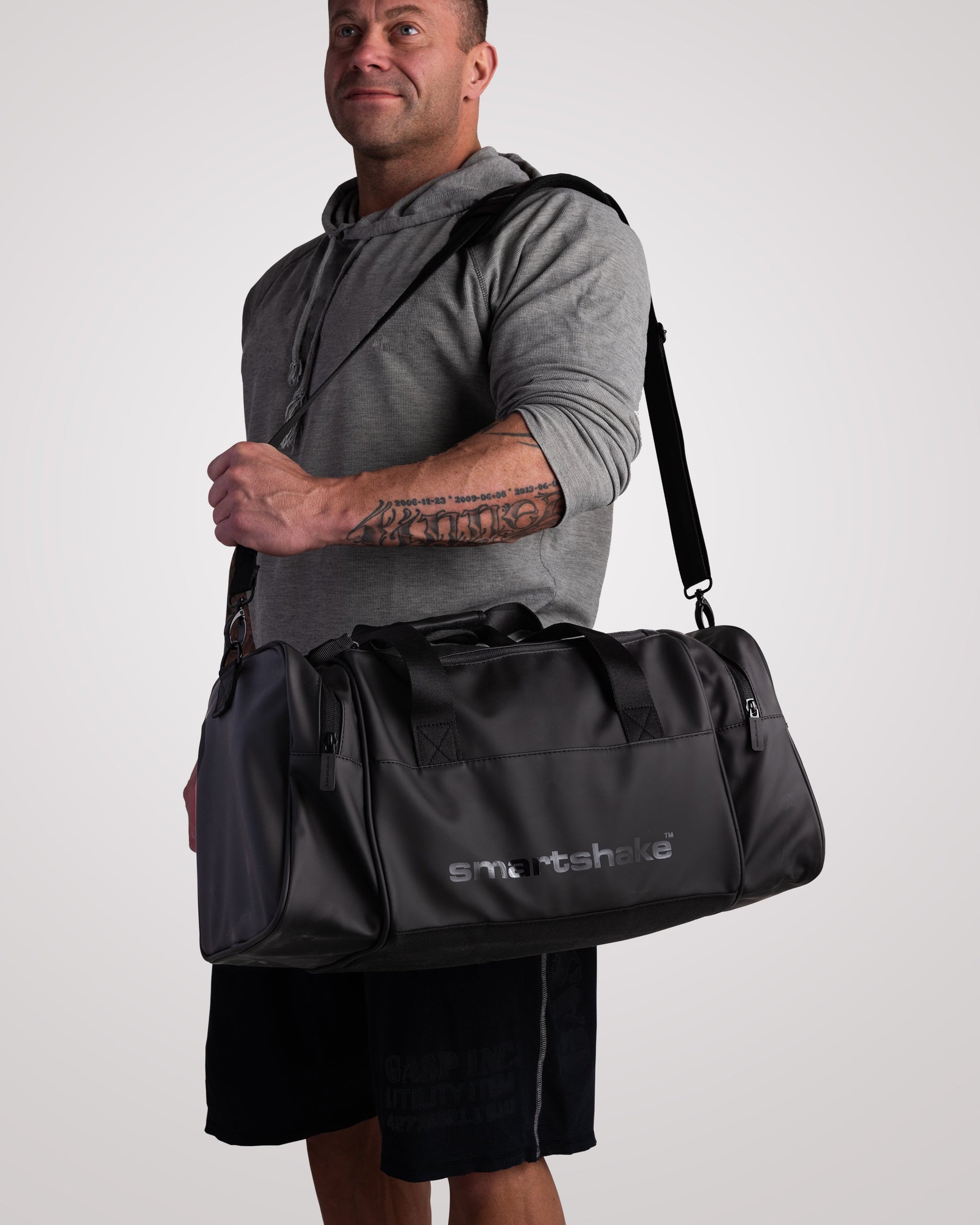 gym-bag-black-t7 Smartshake_GymBag_Black_lifestyle2.jpg